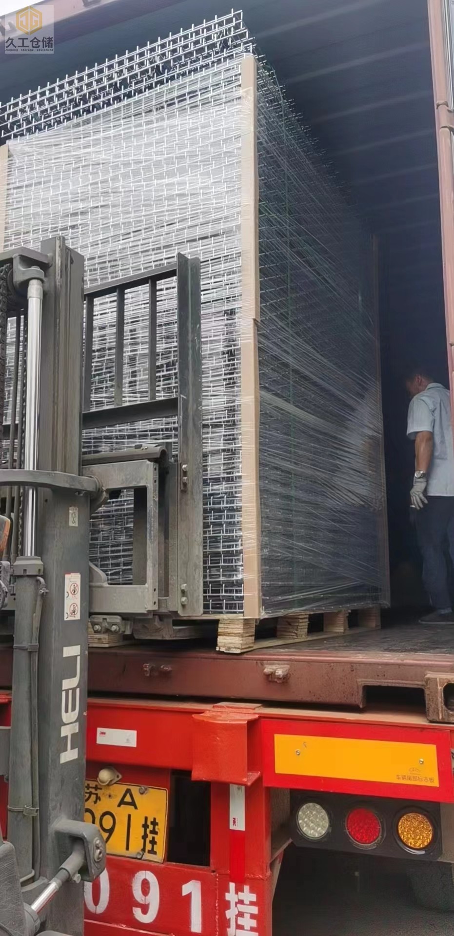 货架网层板出口开始装柜，南京网层板厂家-久工仓储设备