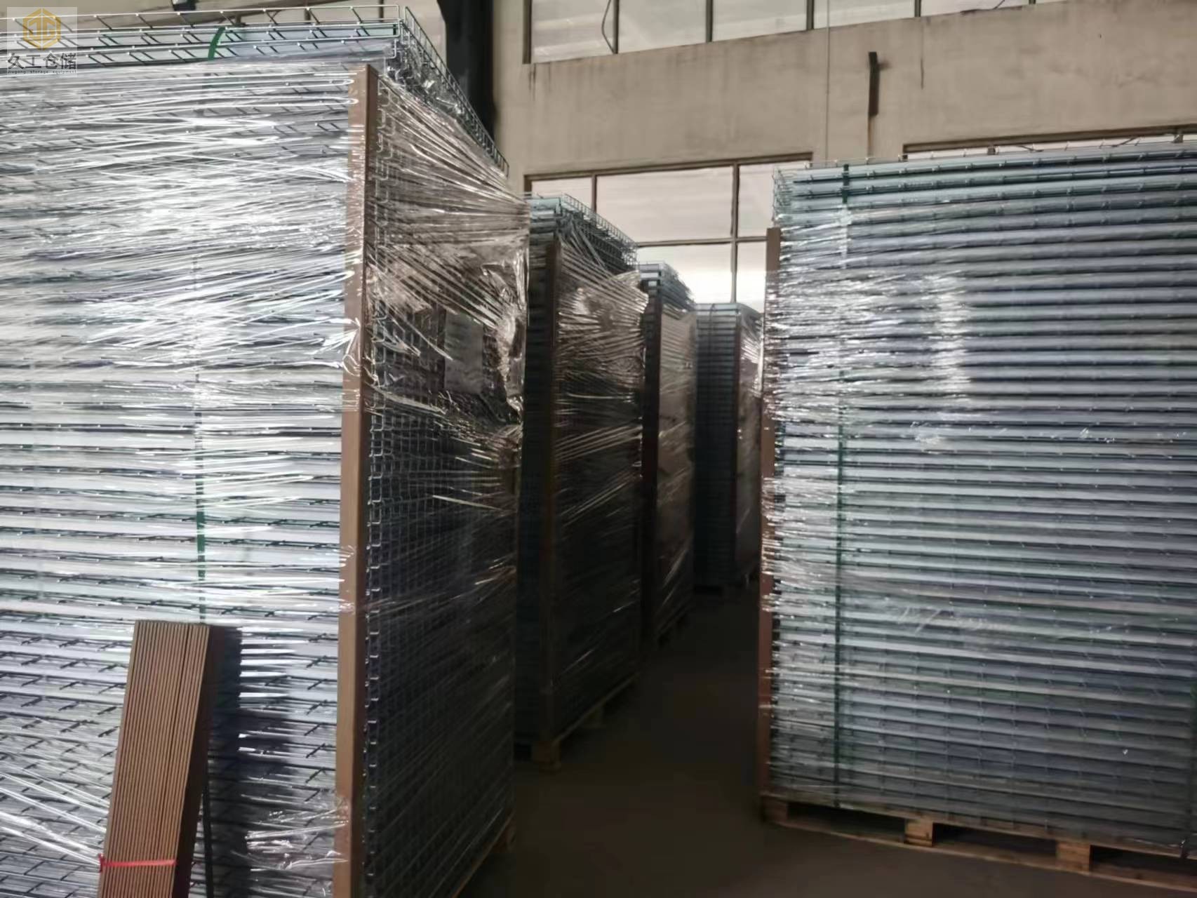 货架网层板出口开始装柜，南京网层板厂家-久工仓储设备